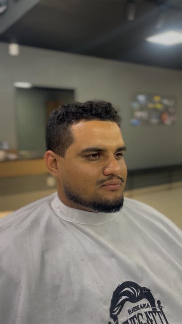 Corte crespo com barba desenhada