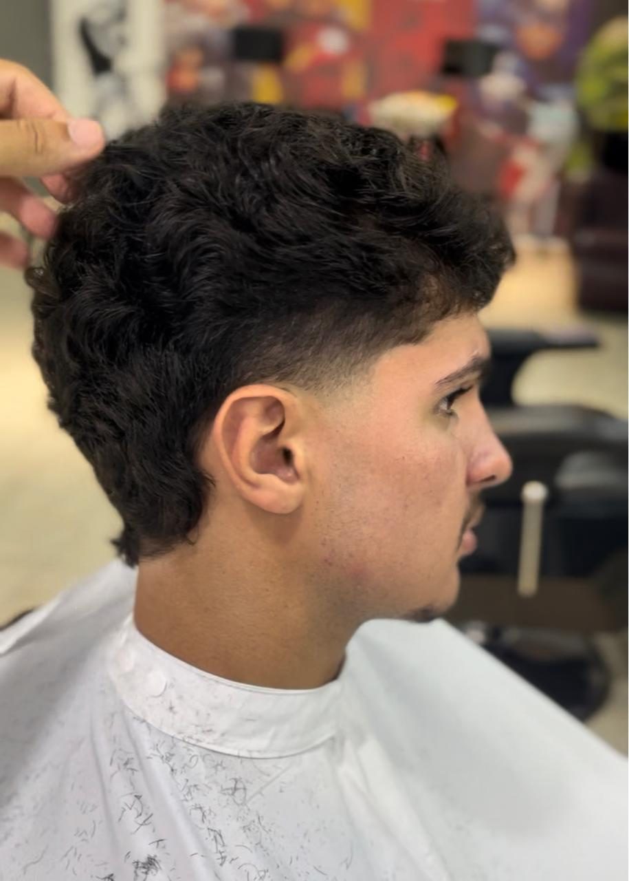 Mullet cacheado com degradê nas laterais